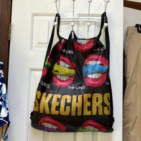 FUN! 17x20” drawstring all polyester nylon THE UNO (THE ONE) Backpack. Adjusts. - Picture 2 of 4